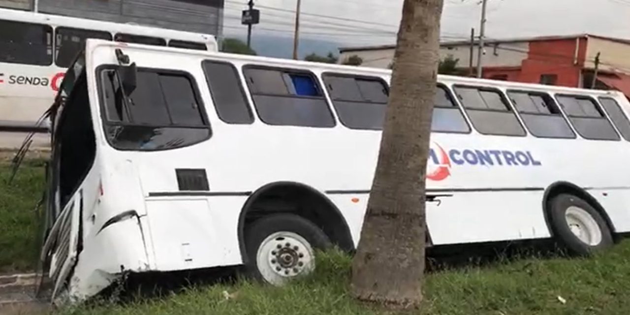 Transporte de personal cae a drenaje; no llevaba pasajeros
