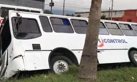 Transporte de personal cae a drenaje; no llevaba pasajeros