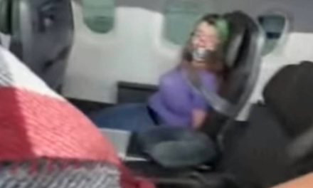 Mujer es amarrada al asiento de un avión… ¡intentó abrir la puerta en pleno vuelo!
