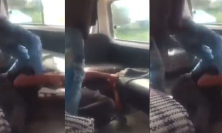 ¡Te lo juro por mi madre, tengo tus cosas en mi cantón! Hombre reconoce a ladrón y le da una golpiza en combi