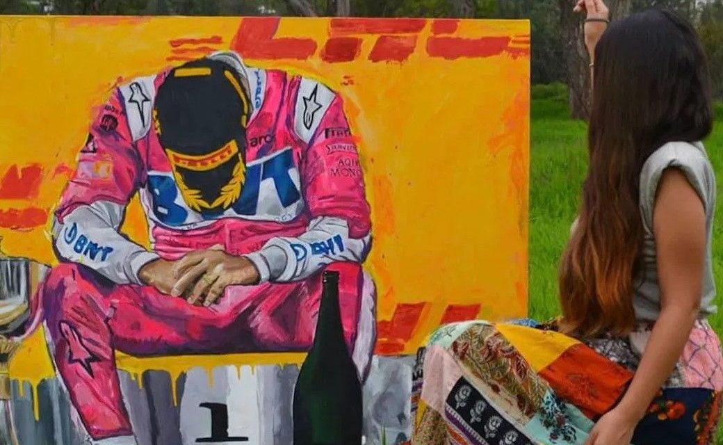 «Checo» Pérez recibe y reacciona a pintura que le regaló una fan