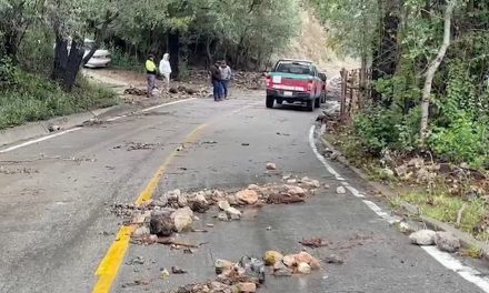 Quedan atrapados cuatro vehículos por deslaves en Arteaga