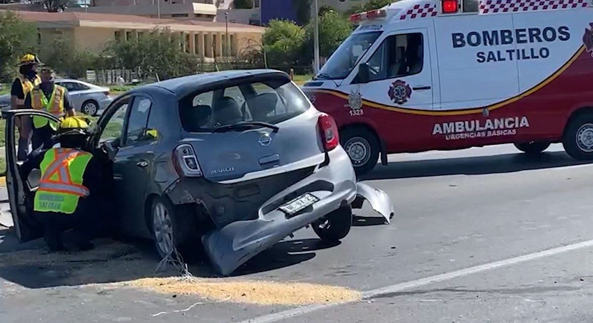 Destruye su vehículo por accidente en bulevar Fundadores de Saltillo