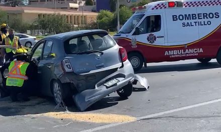 Destruye su vehículo por accidente en bulevar Fundadores de Saltillo