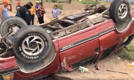 Volcadura deja a dos personas lesionadas en la carretera a Torreón