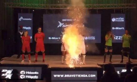 Jugador de los Bravos de Juárez casi se quema en presentación
