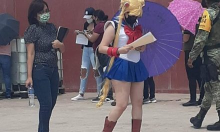 Ahora fue el turno de Sailor Moon… joven cosplayeada se vacuna contra el COVID-19