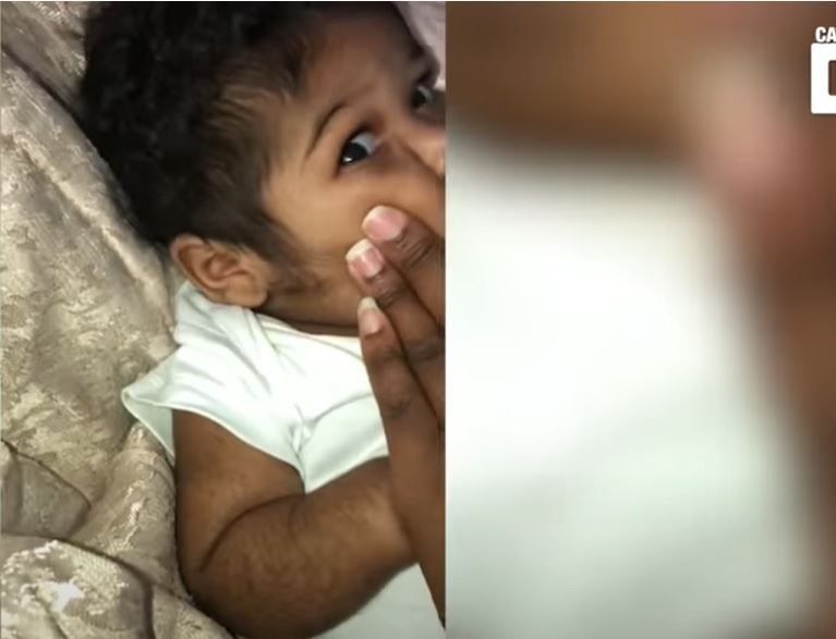 Mujer muestra como su bebé esta cubierta de vello
