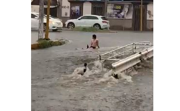 Joven se olvida de la tormenta y bebe cerveza en medio de inundación