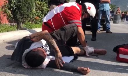 Le pegan con un machete y con un martillo a un hombre