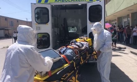 Motociclistas sufren lesiones al pasar por las vías del tren