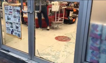 Daña y roba OXXO pero son descubierto por vigilante