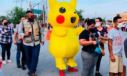 Pikachu se aplica vacuna anticovid en Nuevo Laredo
