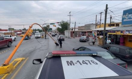 Trailer derriba semáforos y huye del lugar