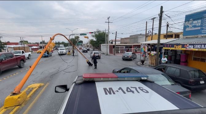 Trailer derriba semáforos y huye del lugar