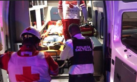 Pierde el control y termina volcando pasajeros resultan ilesos