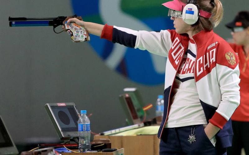 Usuarios de Internet le explican a campeona olímpica cómo sostener su arma en Tokio 2020