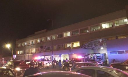 ‘Voy por ti, mamá’; mujer amenaza con lanzarse desde el segundo piso en la Clínica 2 en Saltillo