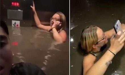 Con agua hasta el cuello; se quedan encerrados en elevador (video)