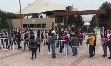 Jóvenes reciben primera dosis de vacuna anticovid