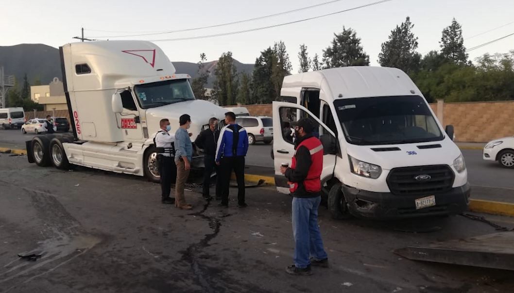 18 lesionados en accidente; tráiler se queda sin freno e impacta a 11 vehículos
