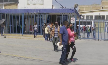 Aplican segunda dosis a jóvenes de la industria