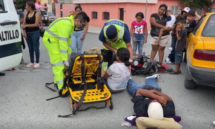 Motociclistas chocan contra taxi en la Guayulera; no respetó su ‘alto’ obligatorio