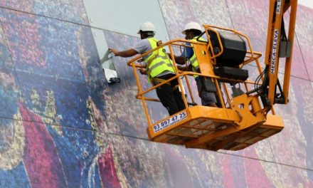 Adiós vaquero, retiran imagen de Messi del exterior de Camp Nou en Barcelona