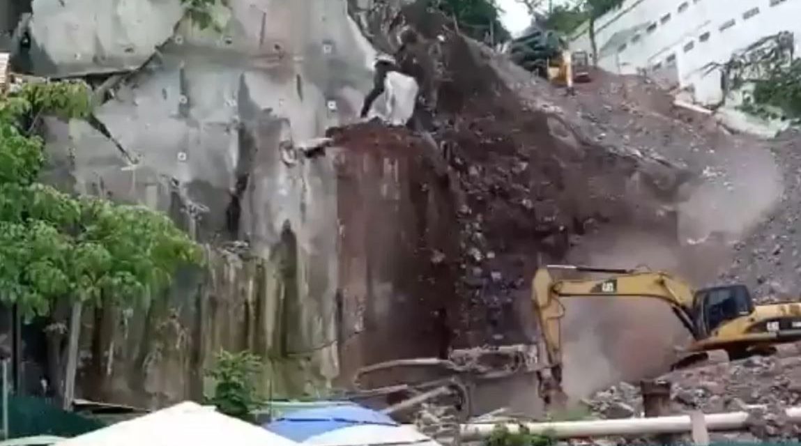 Impactante deslave hace correr a turistas en Puerto Vallarta (video)