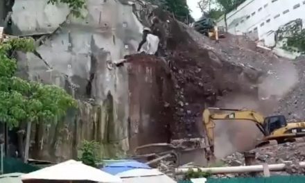 Impactante deslave hace correr a turistas en Puerto Vallarta (video)