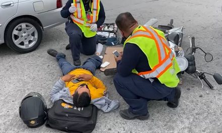 Motero se impacta contra auto que se le atraviesa en la Morelos