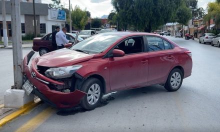 Se pasa alto y choca en Pedro Figueroa
