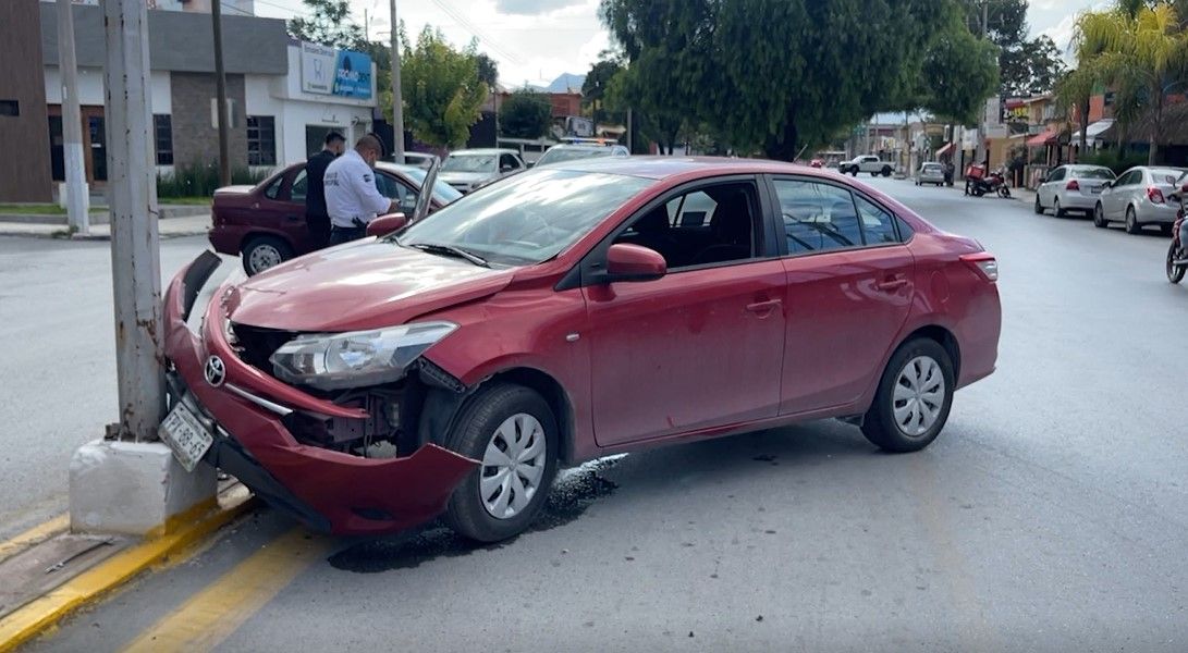 Se pasa alto y choca en Pedro Figueroa