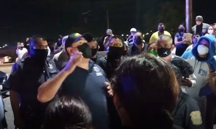 Jóvenes bloquean la 57 por conflicto en punto de vacunación