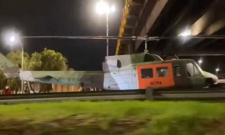 Helicóptero queda atrapado en el puente de una autopista