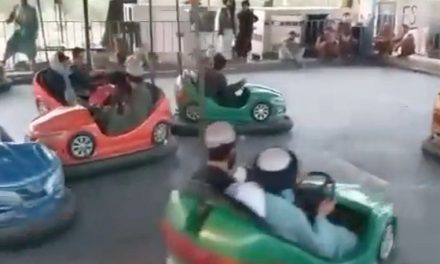 Talibanes se divierten en carritos chocones y hasta en un gimnasio tras toma de Kabul
