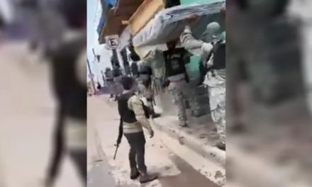 Grupo criminal en Jalisco entrega camas y cobijas (video)