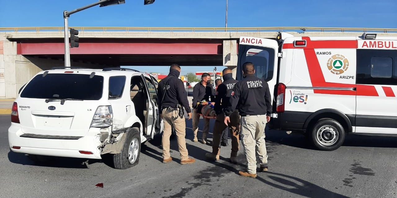 Tráiler deja tres policías estatales lesionados tras accidente en Saltillo
