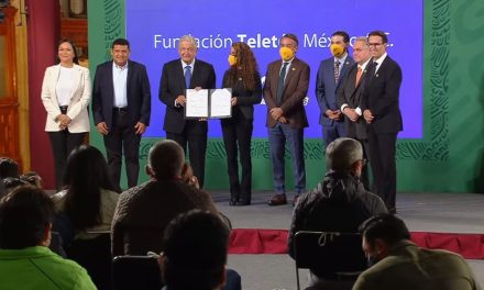 AMLO firma convenio con el Teletón para dar terapias a niños con discapacidad