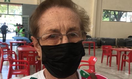 Abuelita de oro tiene en su cuello 60 medallas de oro y plata.