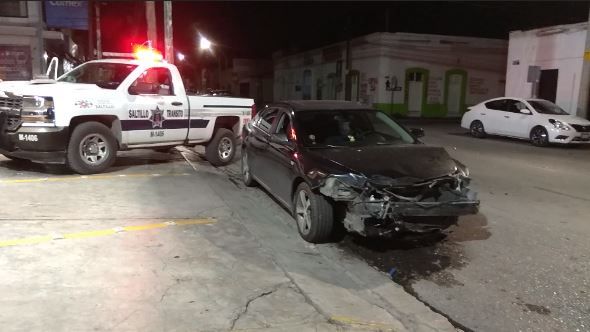 Por pasarse el rojo causa daños materiales en Saltillo