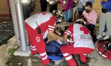 Motociclista sin casco termina bañado en sangre tras accidente en Saltillo