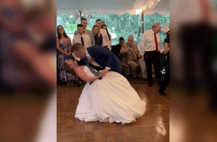 Novia se disloca la rodilla por bailar en su boda y termina en el hospital