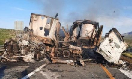 Dos transportes de carga terminan en cenizas tras accidente en la autopista Saltillo-Torreón