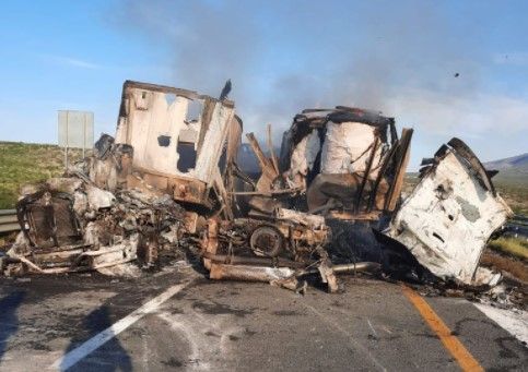 Dos transportes de carga terminan en cenizas tras accidente en la autopista Saltillo-Torreón