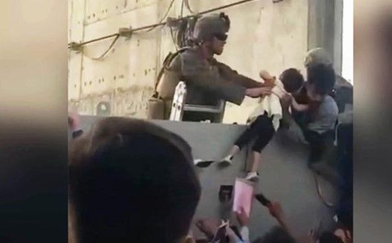 ‘Salven a mi bebé’; las desgarradoras imágenes de madres aventando a sus hijos entre alambre de púas para sacarlos de Afganistán