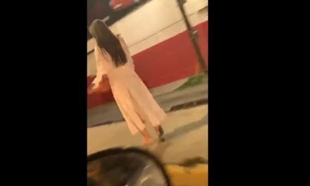 Extraña mujer camina en la madrugada por las calles de Saltillo (Video)