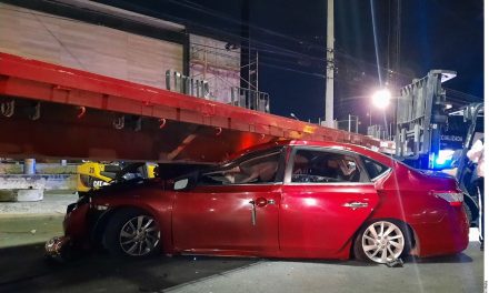 Quedan 3 bajo tráiler y sobreviven en Nuevo León