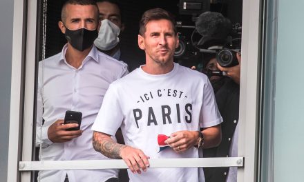 Messi ya está en París para firmar con el PSG… el equipo ya lo anunció