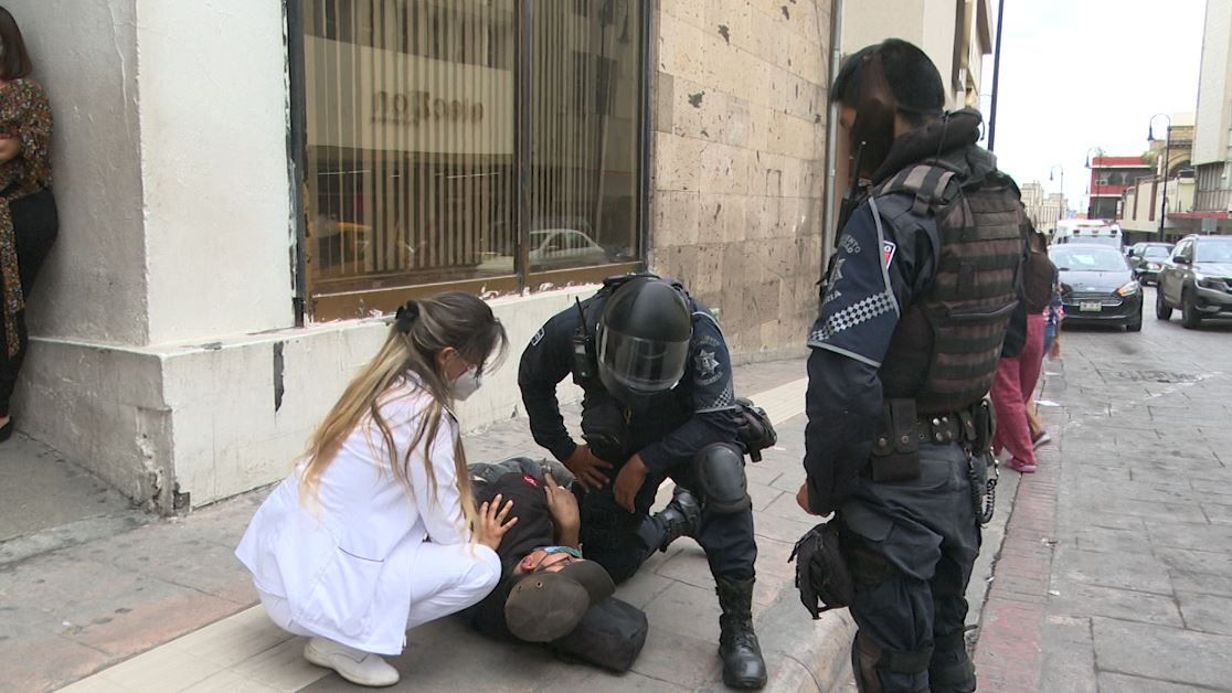 Estabilizan a adulto mayor que convulsionaba